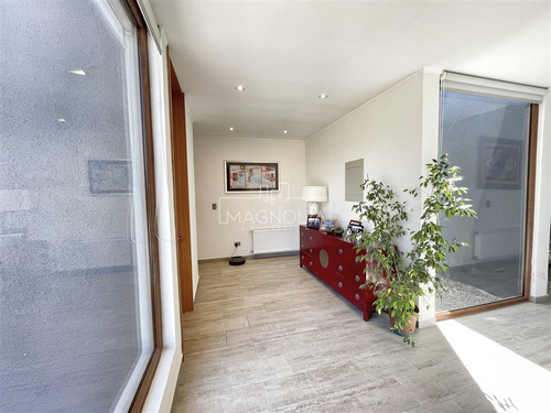 Casa En Venta De 7 Dorm. Mas Servicios En Chicureo Poniente