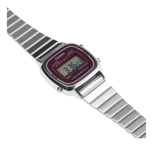 Imagen 2 de 2 de Reloj de pulsera Casio Youth LA670 de cuerpo color plateado, digital, para mujer, fondo bordó, con correa de acero inoxidable color plateado, dial negro, minutero/segundero negro, bisel color plateado y hebilla de gancho