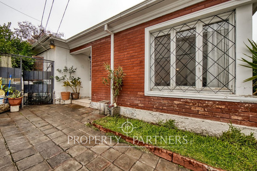 Casa En Venta En Ñuñoa. Preciosa Casa Al Lado Del ...