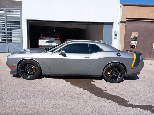 Dodge Challenger 6.4 scat pack srt