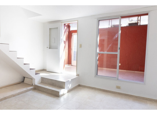 Ph En Venta. Casa De Pasillo. Un Dormitorio.
