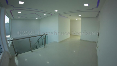Imagen 2 de 14 de Casa En Venta En Cumbres De Curumo 21-25149 Carolina Fermoso 0424-2083128