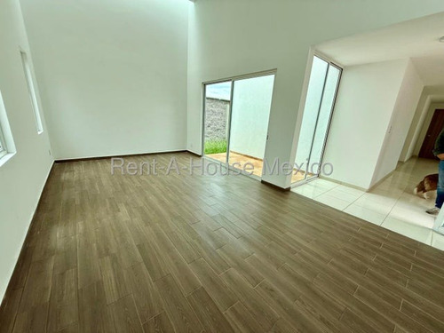 Casa De 1 Nivel Con Sala De Tv Y 3 Recámaras, Venta - Santa Rosa Jauregui