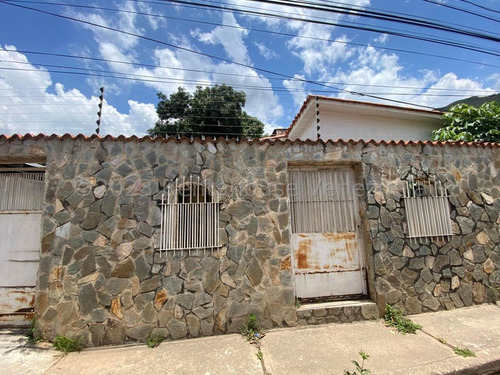 Casa En Venta En Urb. La Pedrera, Maracay. 24-7041. Lln