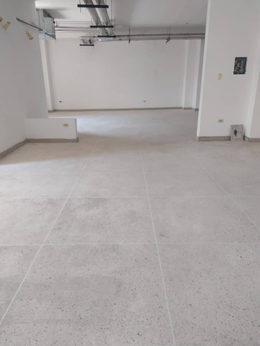 Imagen 6 de 12 de Oficinas En Obra Blanca En C.c. Las Valentinas, Puerto Cabello. Luz Montilva.