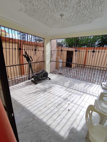 Vendo Amplia Casa Con Patio, 2 Niveles En San Cristobal