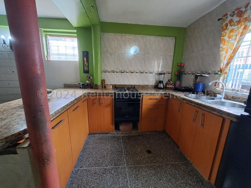 Jip 25-5352. Rent-a-house Vende Townhouse De 138 Mts2, Para Remodelar A Su Gusto, Conectado A Pozo, Vigilancia Privada. Urb. Prados La Encrucijada. Cagua