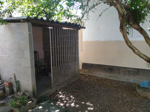 Duas Casas: Três Quartos E Dois Quartos No Mesmo Terreno