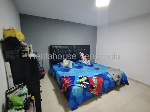 Este Moderno Y Espacio Apartamento Cuenta Con Una Cocina