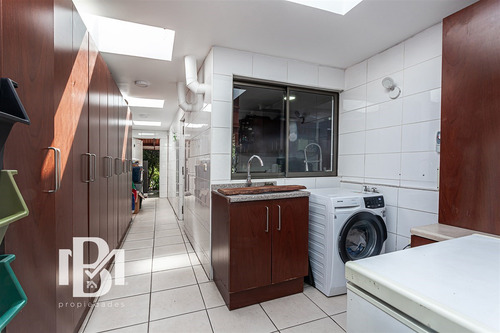 Casa En Venta En Condominio De 5 Dorm. En Las Condes