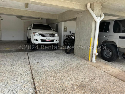 Espectacular Apartamento Duplex Con Clima De Montaña Y Terraza, Urb. Alto Hatillo. Mo 24-24908