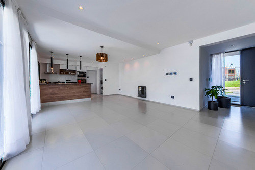 Moderna Casa Docta Etapa 2 Con Pileta