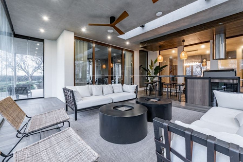 Casa En Venta De 6d/5b En Colina