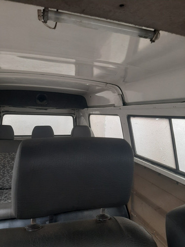 Imagem 4 de 6 de Kombi