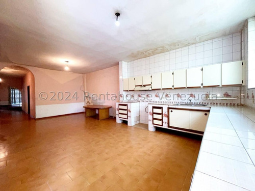 Casa En Alquiler Con Amplios Espacios En San Ignacio Maracay Estacionamiento Techado Agua Constante Estef 25-3327