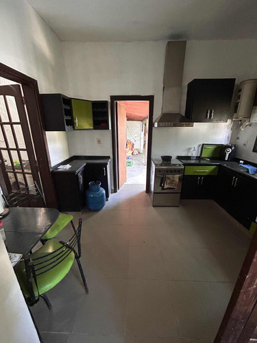 Hermosa Casa Con Apto Al Fondo Y Galpón.