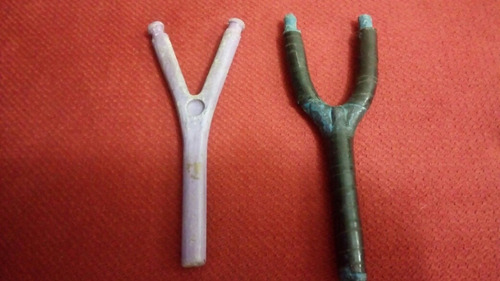Imagem 3 de 7 de Forquilhas De Plastico Duro Estilingue Anos 80 Lote Com 2.