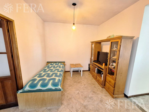 Venta Casa De 3 Ambientes Con Patio Y Cochera En Ezpeleta