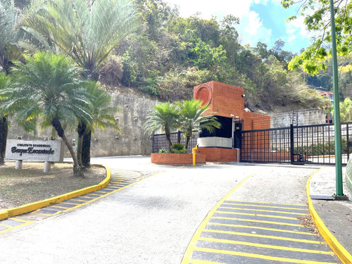 En Venta Townhouse Con Pisos De Mármol, Cocina Ferrara, Seguridad Privada 24/7 Y Pozo De Agua En La Urbanización Bosque Encantado En La Boyera