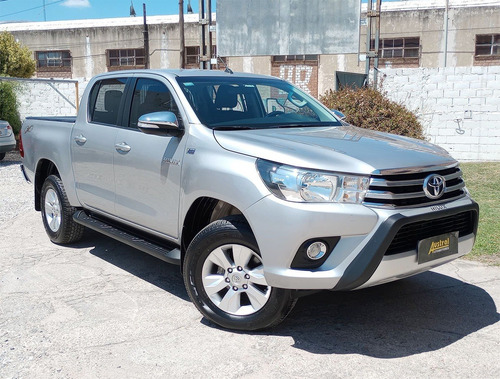 Imagen 3 de 19 de Toyota Hilux 2.8 Srv 4x4 Aut. 2016