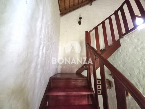 Casa En Venta. Piriápolis, Bella Vista. 4 Dormitorios, 3 Baños. 3052 M² De Terreno. A 200m De La Playa.