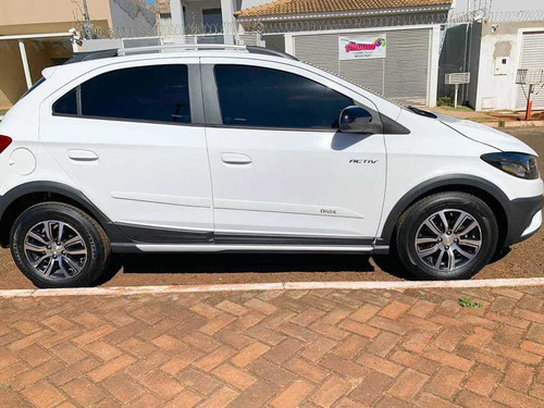 Imagem 3 de 9 de Chevrolet Onix 1.4 Mt Active 2017