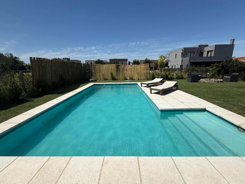 Casa En Venta - 4 Dormitorios 3 Baños - 500mts2 - Pilar