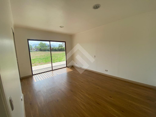 Casa En Venta De 6 Dorm. En Chicureo Central Colina