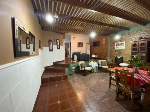 Imagen 5 de 19 de En Venta Casa 5 Amb Con Cochera Y Amplio Fondo Libre Con Pileta En Rdios De Escalada (138)