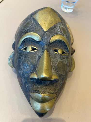 Máscara Africana De Camerún En Madera Moneda Y Bronce Marrón Y Dorado (Usado)