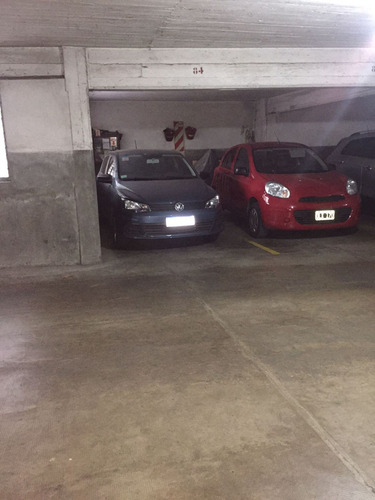 Cochera Cubierta En Venta, Olivos.