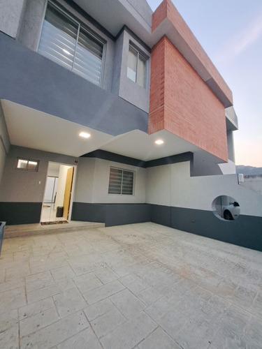 En Venta Townhouse A Estrenar (remodelado), En Residencias Villas Santa Cruz, Municipio San Diego, Estado Carabobo - Venezuela  / Emer.