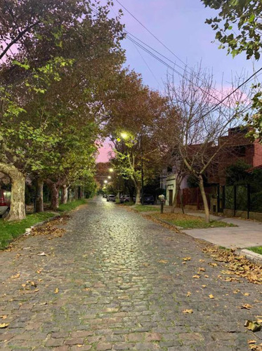 Casa En Venta - 3 Dormitorios 3 Baños - Cochera - 250mts2 - Temperley