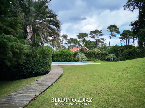Casa - Lugano Hermoso Chalet En Venta 6 Dormitorios- Ref: 523