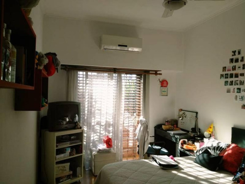En Venta Hermosa Casa 4 Ambientes Con Cochera 2 Autos, Fondo Libre Y Quincho En Wilde Centro.