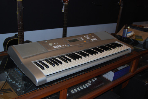 Teclado Yamaha Psr-e303 - Usado Cinza (Usado)