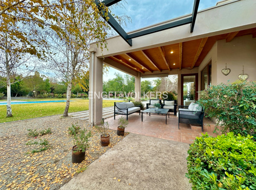 Casa En Parcela Con Gran Jardín No Perimetral