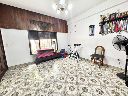 Venta De Casa Con Patio Y Terraza En Pompeya
