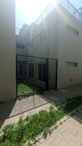 Casa  Tripliex En Condominio, Mendoza Al 8000, Fisherton