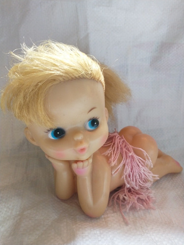 Muñeca Goma Suave Con Falda Hilo (Usado)