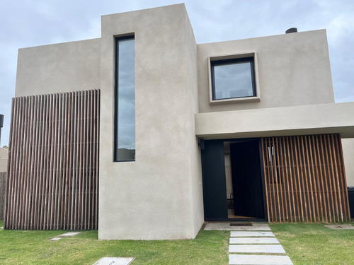 Alquiler De Casa De 3 Dorm En Barrio Privado
