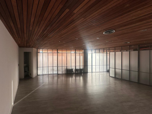 Oficina De 100 M² Con Vista Despejada Almirante Pastene 244