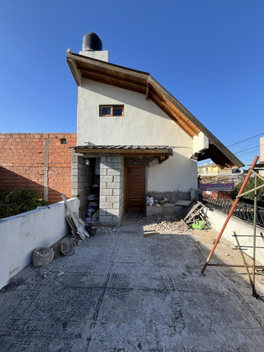 Casa En Reciclado Con Múltiples Ambientes Y Potencial En Ramos Mejía A La Venta