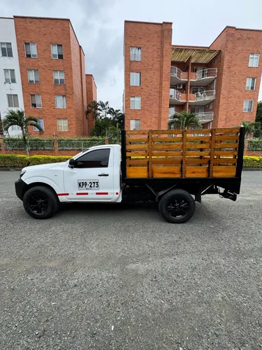 Nissan Frontier Estacas Modelo 2022