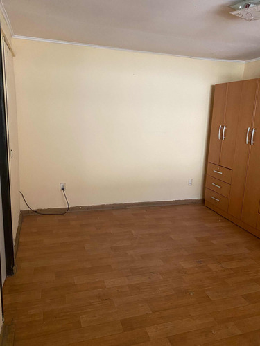 Casa 4 Dormitorios Y 2 Baños. Estacionamiento Para 3 Autos.