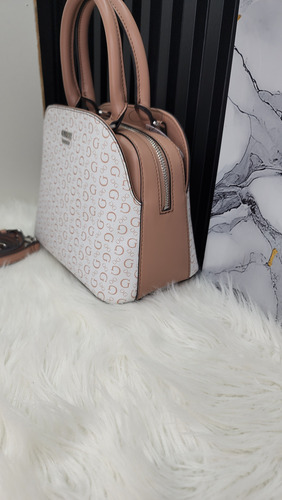 Bolsa Guess Mm923979 Nueva 100 % Original Con Etiqueta Blanco Estampado Níquel Café