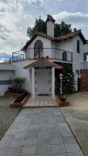 Vendo Casaquinta Chia Yerbabuena $1.900 Millones. Permuta Por Inmueble Menor Valor Chia Cartagena O Vehiculos De Alta Gama