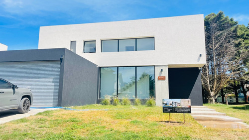 Excelente Casa En Venta, Diseño Moderno A Dos Cuadras Del Mar, Pinamar Norte