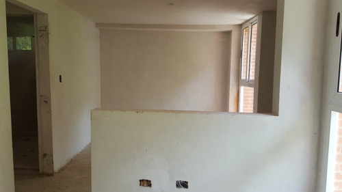 Alto Hatillo Imponente 180mts Financiamiento 50% En Dos Años Sin Intereses Linda Vista Edificio Nuevo Pozo De Agua Calle Privada Vigilancia 2habitaciones /3baños 2 Puestos En Sótano Maletero