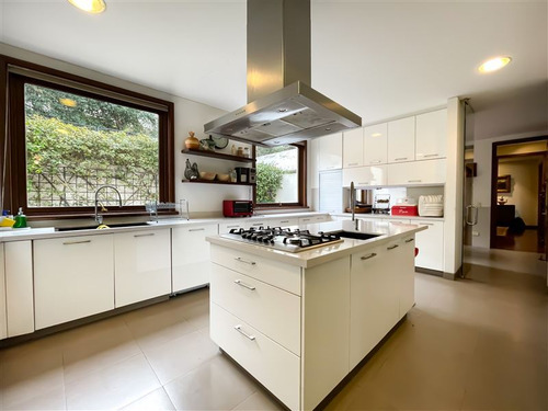 Casa En Venta De 6 Dorm. En Lo Barnechea